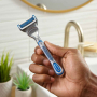 Gillette Skinguard razor 1 piece + Skinguard Sensitive shaving gel 200 ml, cosmetic set for men