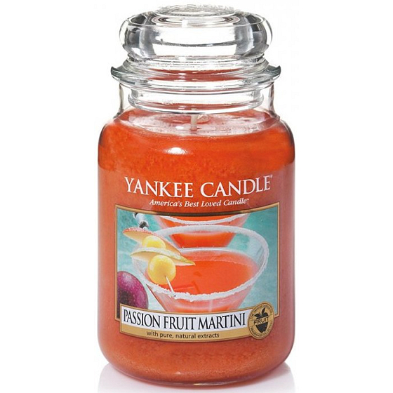 Yankee Candle Passion Fruit Martini - Tropical cocktail with Martini scented candle Classic large glass 623 g
