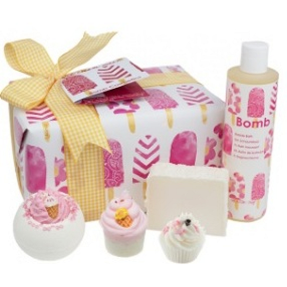 Bomb Cosmetics Ice Queen sparkling ballistics 160 g + block 50 g + cupcake 30 g + glycerin soap 100 g + bath foam 300 ml, cosmetic set