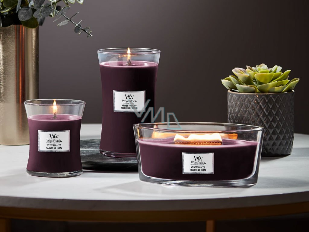 WoodWick Velvet Tobacco scented candle with wooden wick and lid glass small 85 g VMD