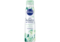 Nivea Body Mousse Crispy Cucumber & Matcha Tea osvěžující tělová pěna pro suchou pokožku 200 ml